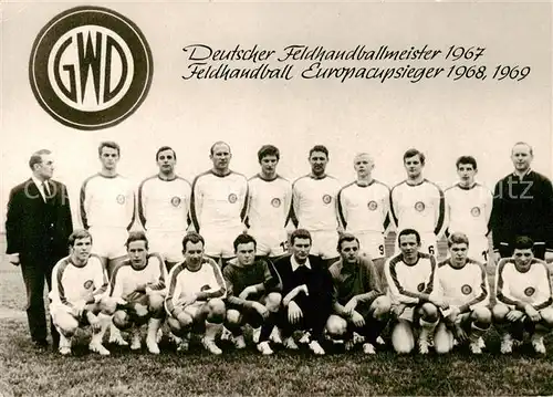 AK / Ansichtskarte  Hameln_Weser Mannschaftsfoto Deutscher Feldhandballmeister 1967 und Feldhandball Europasieger 1968 und 1969 Hameln Weser