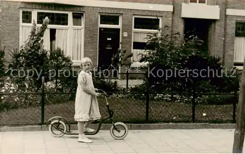AK / Ansichtskarte S Gravenhage_Den_Haag_NL Kind mit Roller vor Wohnhaus 