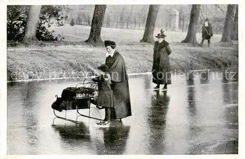 AK / Ansichtskarte  S-Gravenhage_Den_Haag_NL HM de Koningin en HKH Prinses Juliana schaatsen rijdende 