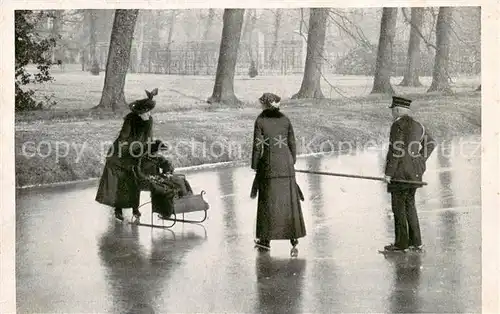 AK / Ansichtskarte  S-Gravenhage_Den_Haag_NL HM de Koningin en HKH Prinses Juliana schaatsen rijdende 