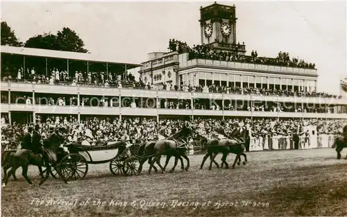 AK / Ansichtskarte 73831562 Ascot__UK The Arrival of the King and Queen Racing at Ascot 