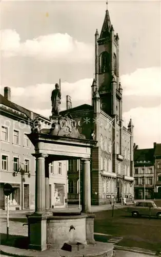 AK / Ansichtskarte Kamenz_Sachsen Platz der Befreiung Brunnen Kamenz Sachsen