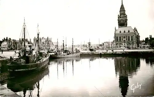 AK / Ansichtskarte Dunkerque_Duenkirchen Les bateaux a droite lHotel de Ville 