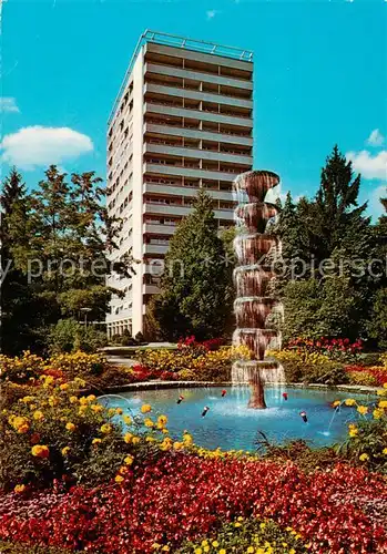 AK / Ansichtskarte Biel_Bienne Hochhaus beim Stadtpark mit Brunnen Biel Bienne