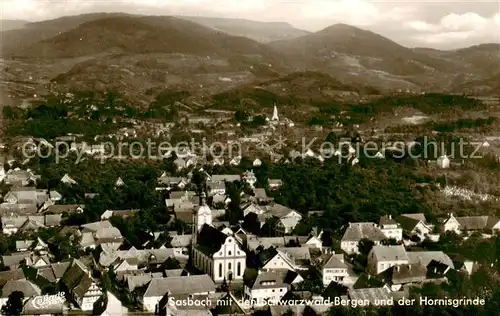 AK / Ansichtskarte Sasbach_Achern Ortsansicht mit Schwarzwald Bergen und der Hornisgrinde Sasbach Achern
