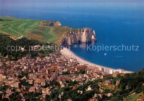 AK / Ansichtskarte Etretat_76 Vue aerienne des falaises la plage et la ville 