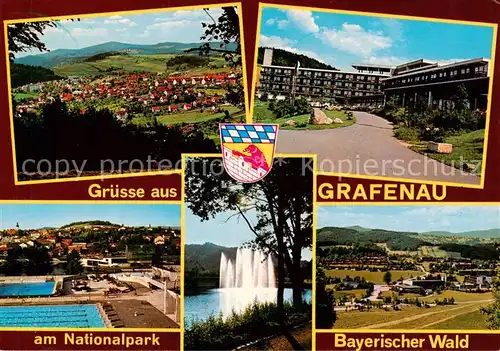 AK / Ansichtskarte Grafenau_Niederbayern Panorama Schwimmbad Fontaene Kurhaus Grafenau Niederbayern