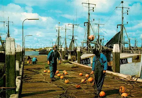 AK / Ansichtskarte Hvide_Sande_DK Fischer am Kutterhafen 