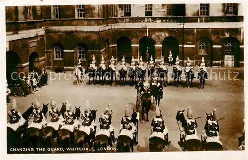 AK / Ansichtskarte Leibgarde_Wache_Life_Guards Changing the guard Whitehall London 
