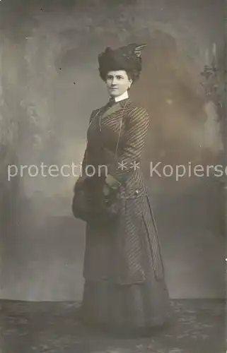 AK / Ansichtskarte  Hutmode Via Cavour 51 ASTI Frau pasirend 