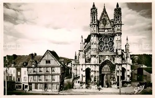 AK / Ansichtskarte  Vernon_27_Eure La Cathedrale a gauche maison de style 