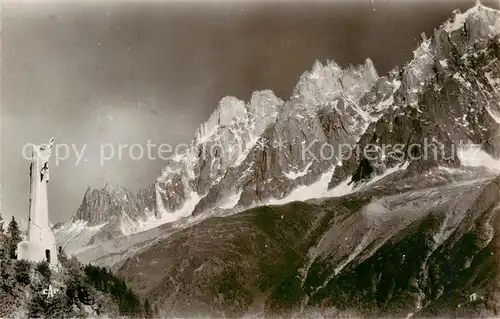 AK / Ansichtskarte Les_Houches_74_Haute Savoie Mont Blanc Le Christ Roi et les Grands Charmoz 