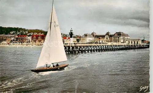 AK / Ansichtskarte Trouville Deauville La Reine des Plages Voilier a la Jetee Trouville Deauville