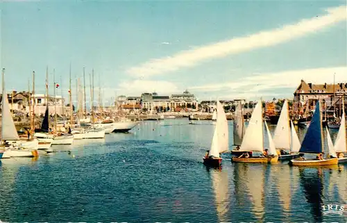 AK / Ansichtskarte Trouville Deauville Bassin des Yachts et le Casino de Trouville Trouville Deauville