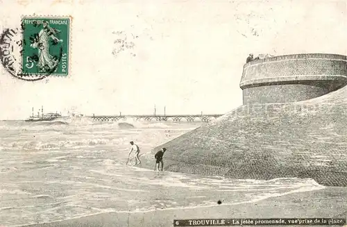 AK / Ansichtskarte  Trouville-sur-Mer En jetee promenade vue prise de la plage Trouville-sur-Mer