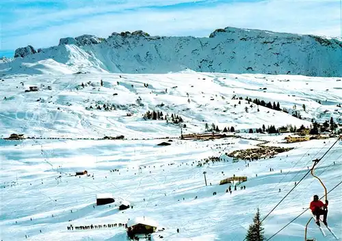 AK / Ansichtskarte 73839998 Seiseralm_Alpe_di_Siusi_Trentino_IT Panorama mit den Rosszaehnen und Sessellift 