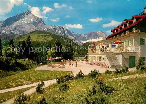 AK / Ansichtskarte Kreuzeckhaus_1652m_Garmisch Partenkirchen mit Alpspitze und Zugspitze 