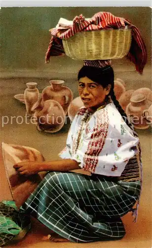 AK / Ansichtskarte SAN_JUAN_SACATEPEQUEZ_Guatemala Indian Woman buying Pottery 