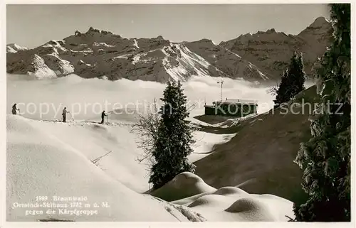 AK / Ansichtskarte Braunwald_GL Ortstock Skihaus mit der Kaerpfgruppe Braunwald GL