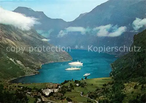 AK / Ansichtskarte Geiranger_Norge Panorama Fjord Faehren Berge 