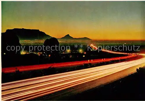 AK / Ansichtskarte 73844145 Cape_Town_Kaapstad_Kapstadt_South-Africa_RSA Car lights at dusk below Table Mountain 