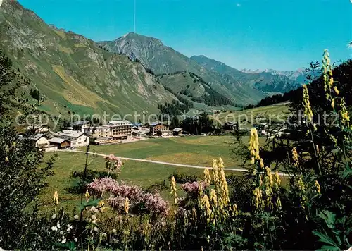 AK / Ansichtskarte  Samnaun_Dorf_GR mit Piz Munschuns 