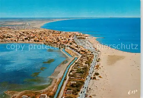 AK / Ansichtskarte  Les_Saintes-Maries-de-la-Mer Les plages et les arenes Vue aerienne Les