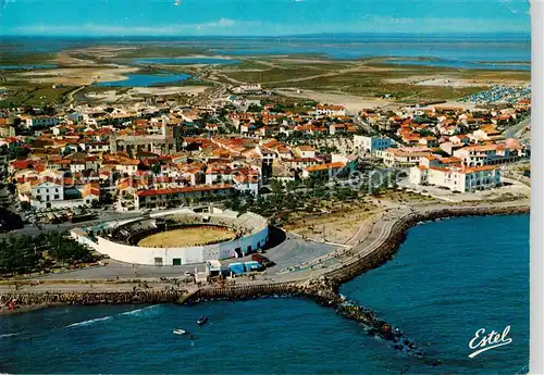 AK / Ansichtskarte  Les_Saintes-Maries-de-la-Mer Vue aerienne Les arenes et leglise plus loin les marais Les