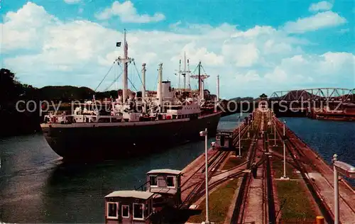 AK / Ansichtskarte 73846796 Panama_Canal Vessel of the Flota Mercante Gran Colombiana entering Miraflores Locks  