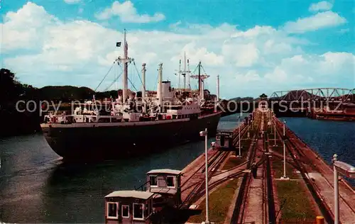 AK / Ansichtskarte  Panama_Canal Vessel of the Flota Mercante Gran Colombiana entering Miraflores Locks  