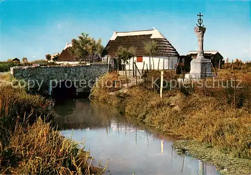 AK / Ansichtskarte  Saintes-Maries-de-la-Mer Cabanes de Gardians et la Croix des Félibres Saintes-Maries-de-la-Mer