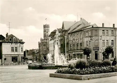 AK / Ansichtskarte 73849125 Meuselwitz Blick zum Rathaus Brunnen Meuselwitz