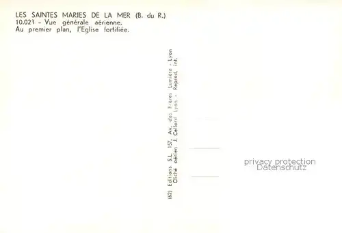 AK / Ansichtskarte  Les_Saintes-Maries-de-la-Mer Vue generale aerienne Au primie plan lEglise fortifiee Les