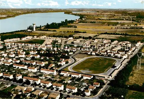 AK / Ansichtskarte  Ambes_33_Gironde La Nouvelle Cite et le Stade Vue aerienne 