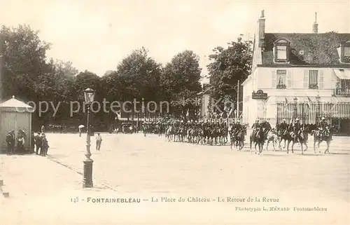 AK / Ansichtskarte  Fontainebleau_77_Seine_et_Marne Place du Château le retour de la revue 