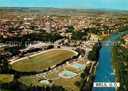 AK / Ansichtskarte  Wels_Oberoesterreich_AT Fliegeraufnahme mit Messegelaende und Stadion an der Traun 