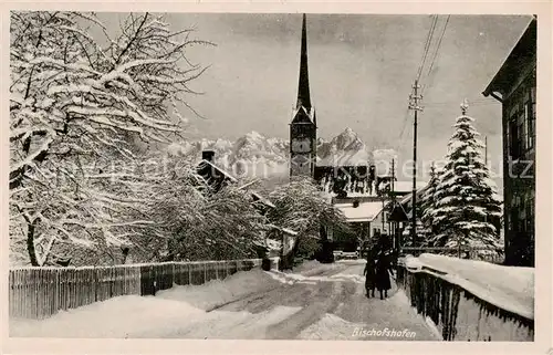 AK / Ansichtskarte 73853158 Bischofshofen_am_Zimmerberg_AT Ortsansicht mit Kirche im Winter 