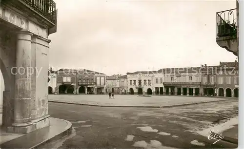 AK / Ansichtskarte  Sauveterre-de-Guyenne_33_Gironde Place de l Hôtel de Ville 