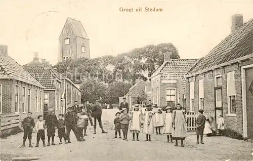 AK / Ansichtskarte 73853298 Stedum_Groningen_NL Ortsansicht mit Kirche Gruppenbild 