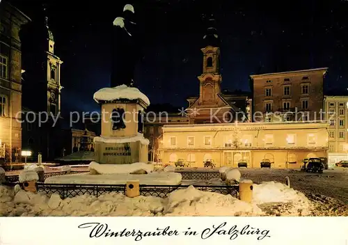 AK / Ansichtskarte 73855499 Salzburg__AT Winterzauber Denkmal Stadtzentrum Nachtaufnahme 