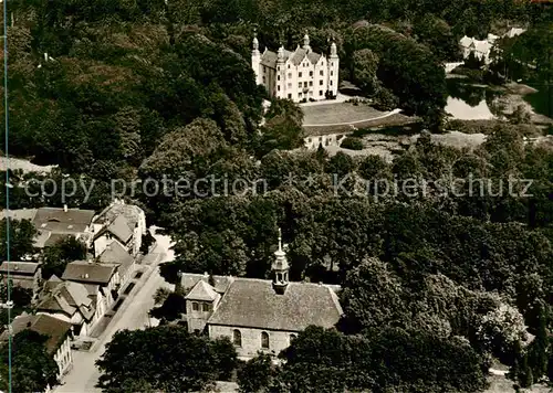 AK / Ansichtskarte 73858692 Ahrensburg Schloss und Kirche Fliegeraufnahme Ahrensburg