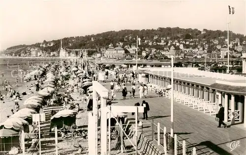 AK / Ansichtskarte Deauville sur Mer La Plage Fleurie Vue densemble sur la Plage et la Ville 