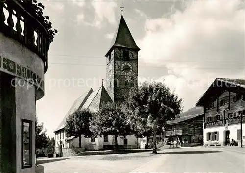AK / Ansichtskarte Klosters_GR St. Jakobs Kirche und altes Rathaus Klosters_GR