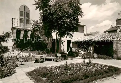 AK / Ansichtskarte Villeneuve les Avignon_30 Hostellerie Le Prieure Cour interieure et vue sur le fort 