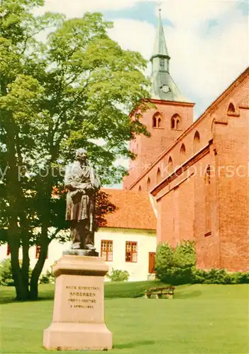 AK / Ansichtskarte 73861083 Odense The Statue of Hans Christian Anders behind the Cathedral Odense