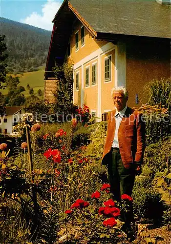 AK / Ansichtskarte  Wagrain__Salzburg_AT K H Waggerl im Garten vor seinem Wohnhaus 