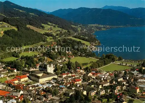 AK / Ansichtskarte 73861892 Mondsee_Salzkammergut_AT Fliegeraufnahme mit Pfarrkirche und Schloss 