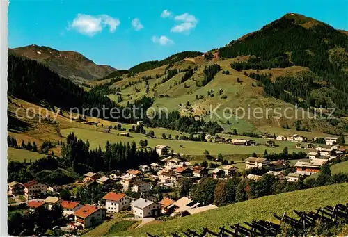 AK / Ansichtskarte 73862052 Saalbach_-Hinterglemm_AT Ortsansicht mit Zwoelferkogel 