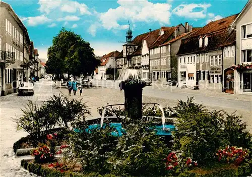 AK / Ansichtskarte  Ostheim__Rhoen Ortspartie mit Brunnen 