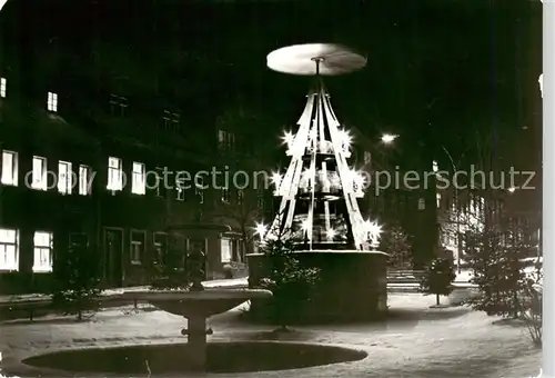 AK / Ansichtskarte  Schlettau_Erzgebirge Markt mit Pyramide zur Weihnachtszeit Schlettau_Erzgebirge